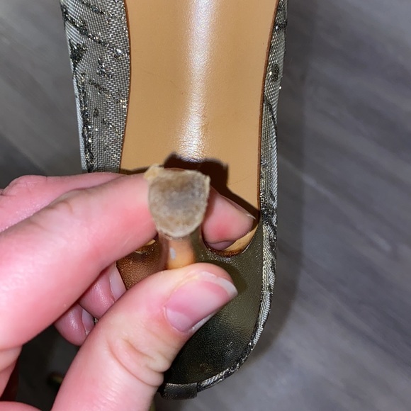 Stuart Wietzman Filgre Gold, Sparkly, Peak-a-boo High/Kitten Heels Size 7 - Picture 6 of 10